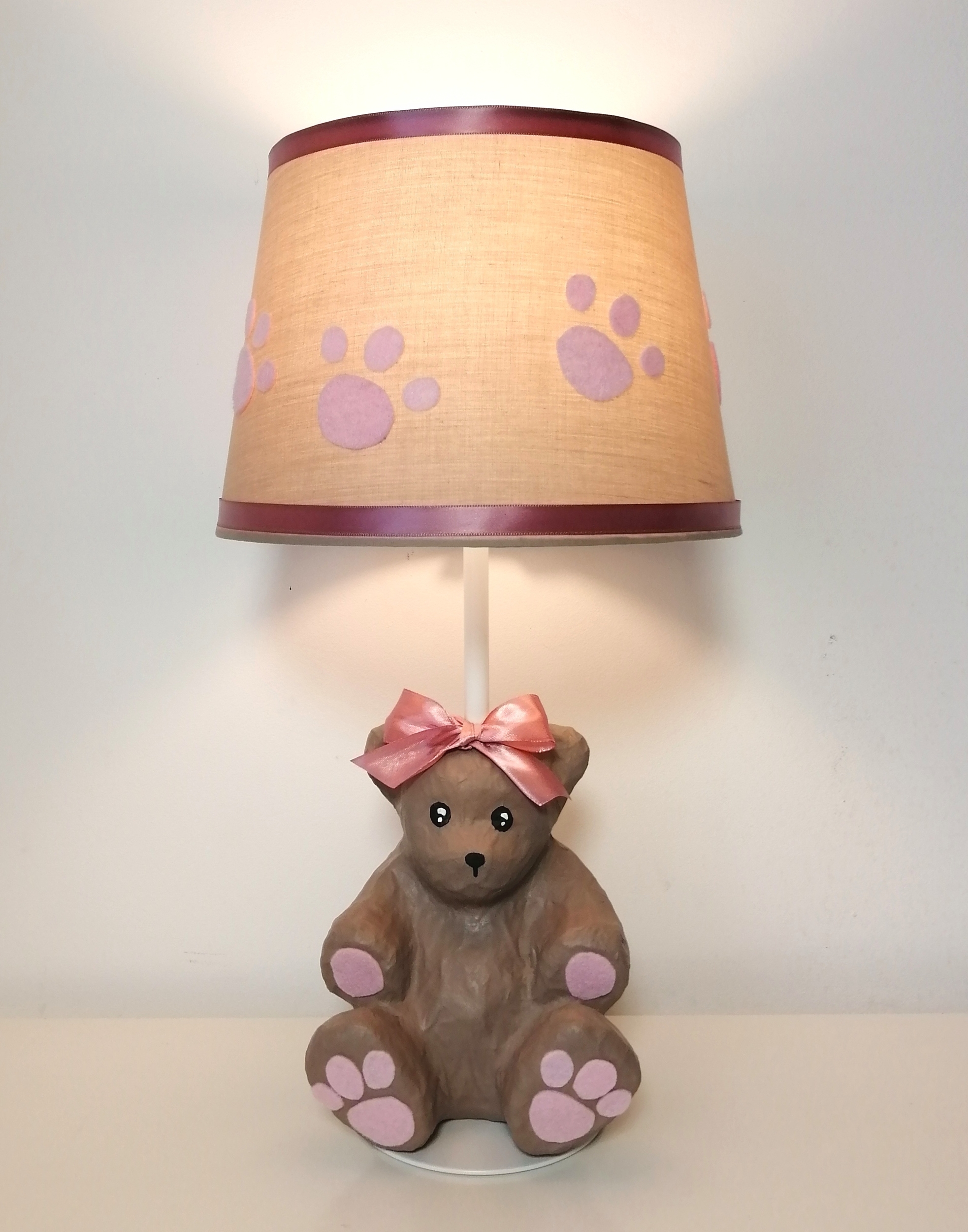 lampe-chevet-enfant-bebe-ours-taupe-rose-pastel-vieux-rose-forme-ours-deco-chambre-enfant-original