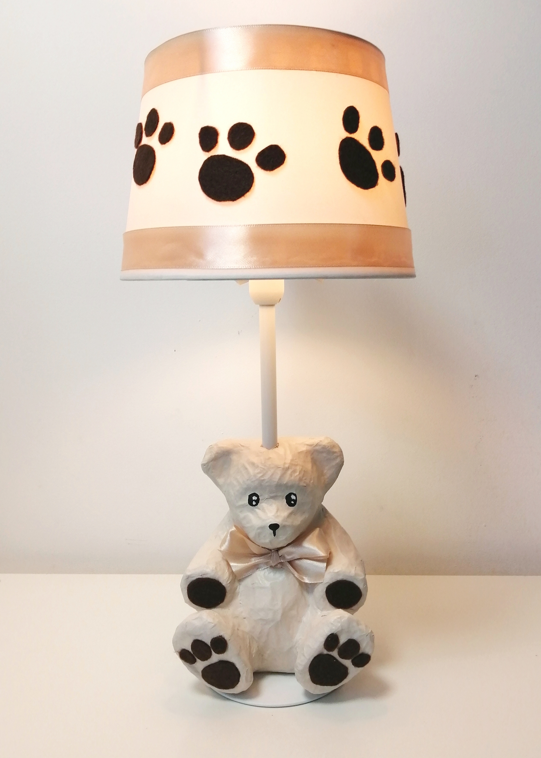 lampe-chevet-enfant-bebe-ours-marron-chocolat-beige-noisette-forme-ours-decoration-chambre-4