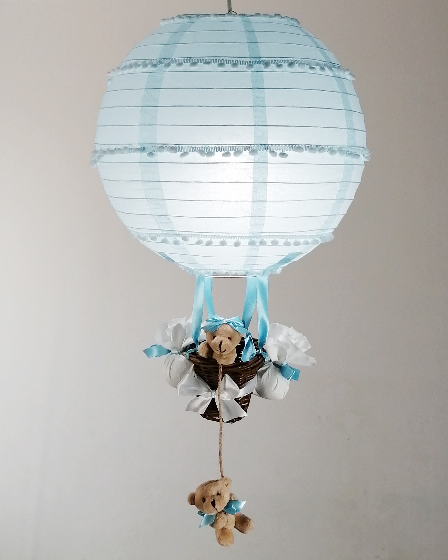 lampe-mongolfiere-abat-jour-enfant-bebe-suspension-ours-pompon-ours-bleu-pastel-decoration-chambre-garçon