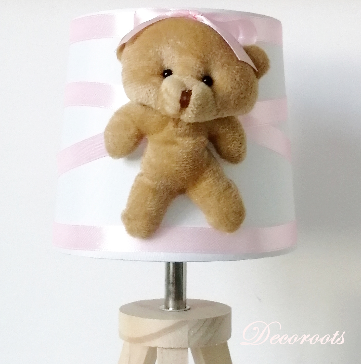 lampe-chevet-enfant-bebe-ours-fille-rose-blanc-cadeau-naissance-artisanale-pastel-abat-jour