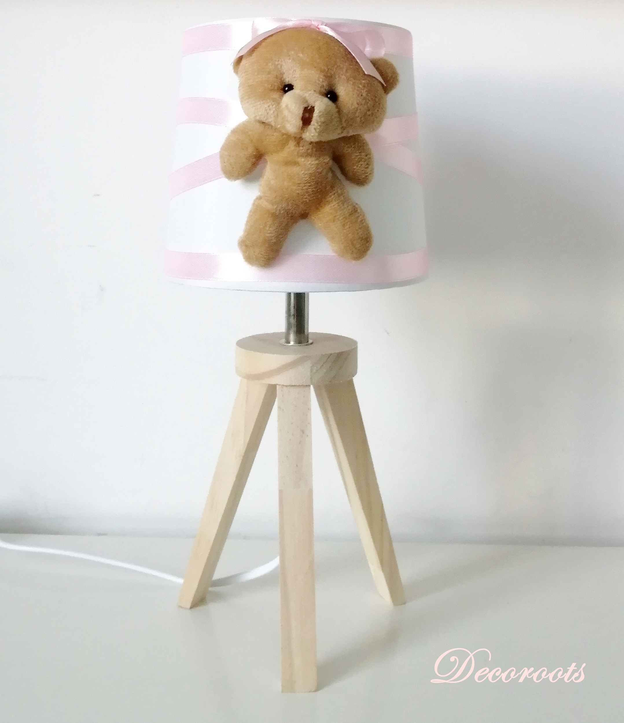 lampe-chevet-enfant-bebe-ours-fille-rose-blanc-cadeau-naissance-artisanale-pastel