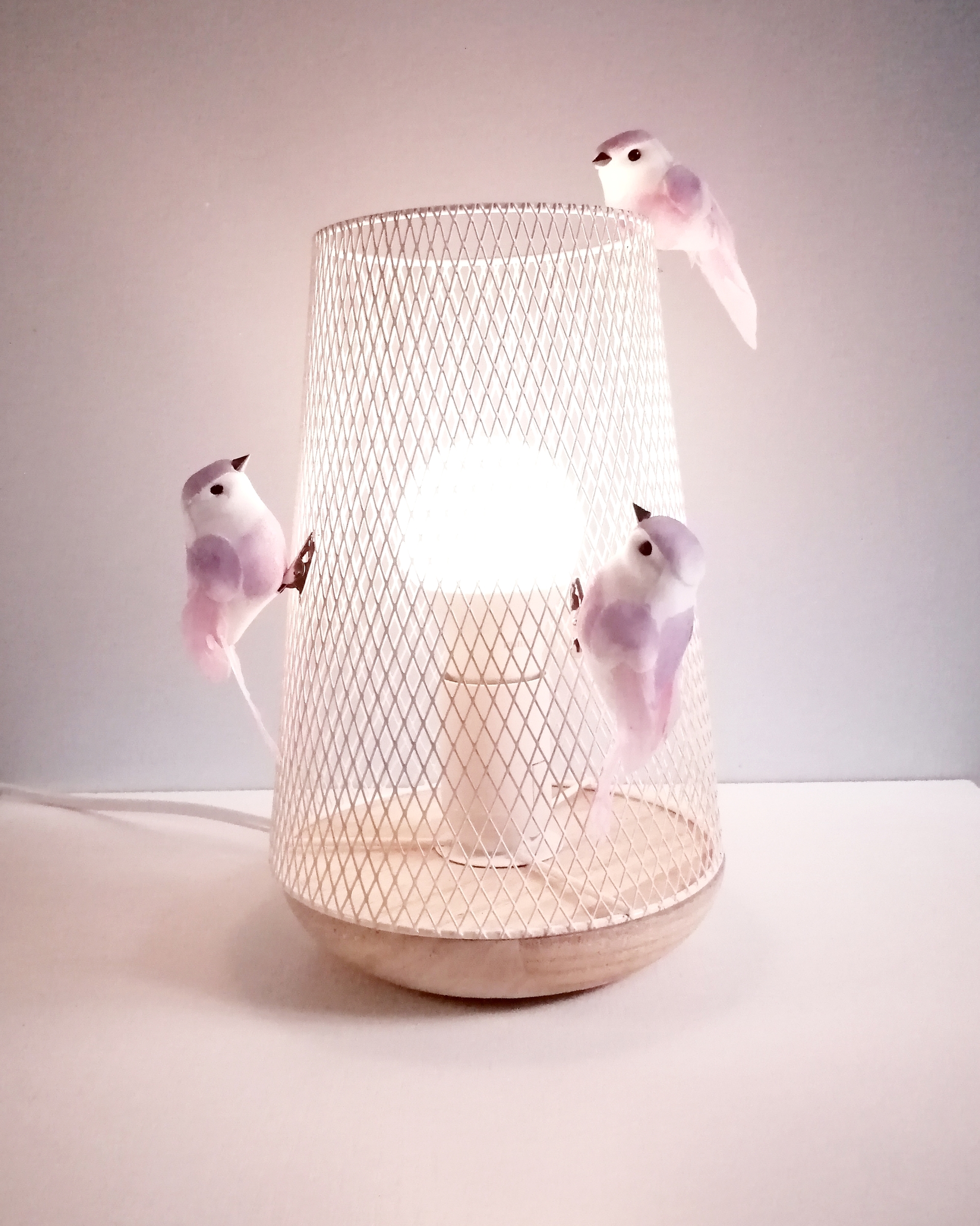 lampe-chevet-cage-oiseau-pastel-plume-violet-lila-blanc-deco-chambre-enfant-bebe-boheme