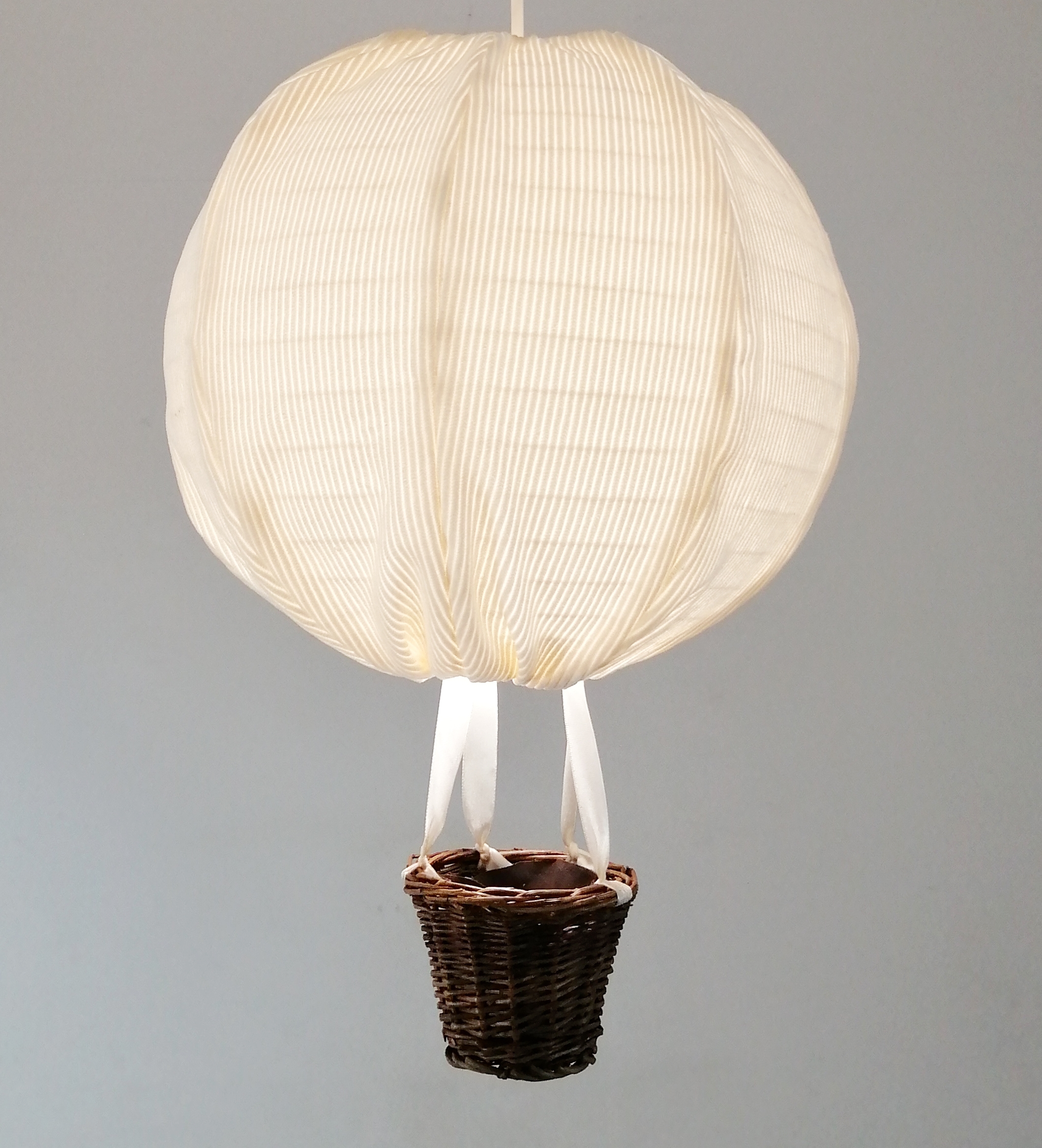 abat-jour-montgolfiere-enfant-bebe-deco-chambre-lustre-lampe-luminaire-naissance-beige-allumé