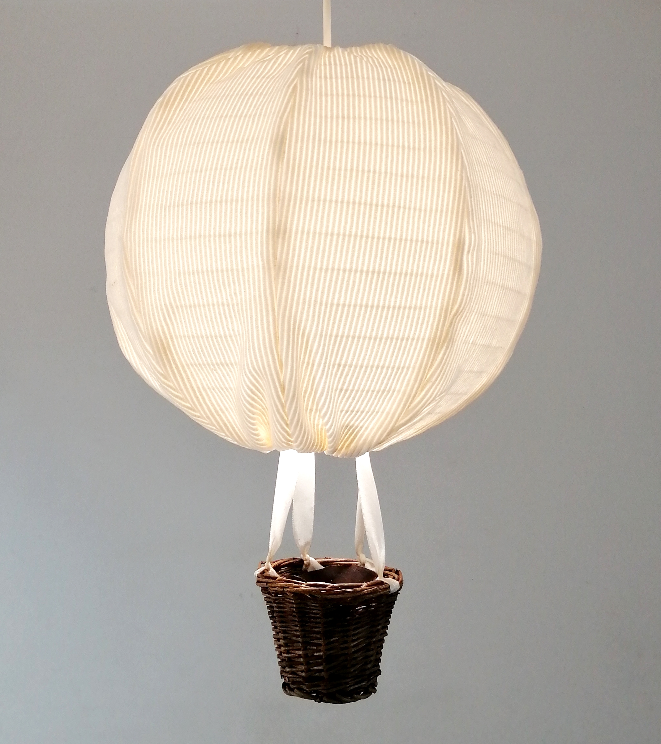 abat-jour-montgolfiere-enfant-bebe-deco-chambre-lustre-lampe-luminaire-naissance-creme-allume