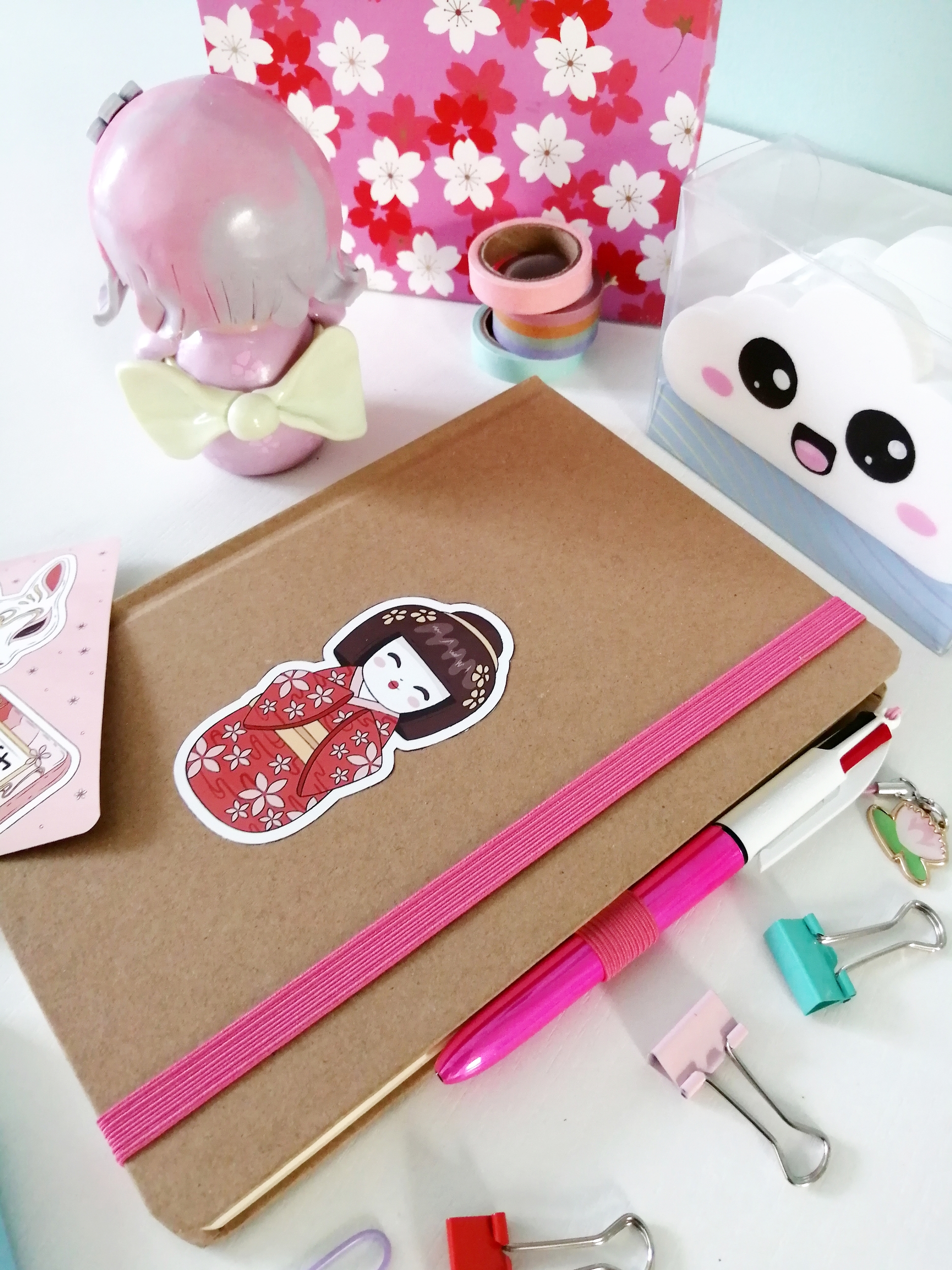 coffret-papeterie-cadeau-kawaii-japon-kokeshi-kitsune-papeterie-carnet-personnalisable-nuage-scotch-washi