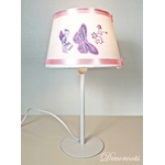 lampe-chevet-enfant-bebe-papillon-rose-parme-blanc-cadeau-naissance-artisanale-romantique-lilas-luminaire-nature