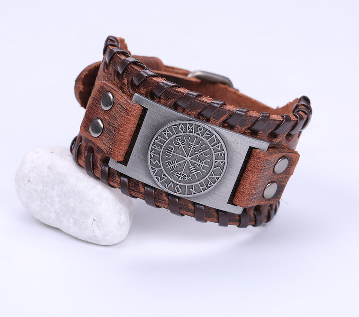 Bracelet viking homme en cuir avec symbole Triskelion et runes - Vikings & Co