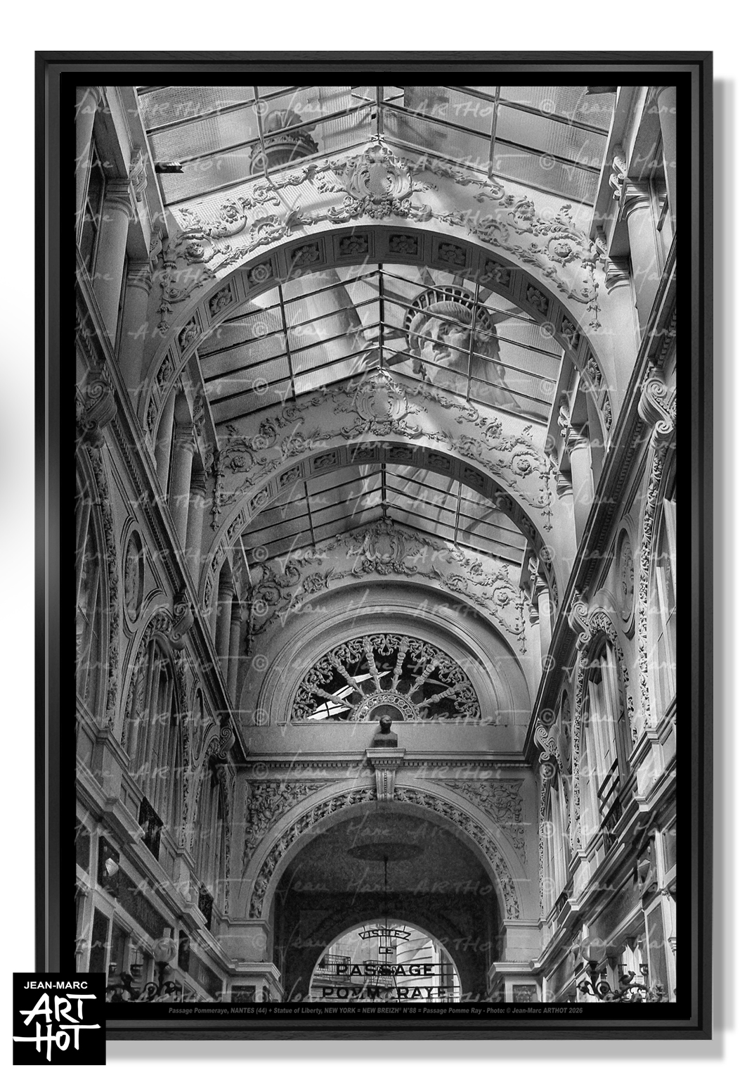 arthot-photo-art-b&amp;w-new-york-bretagne-newbreizh-088-loire-atlantique-44-nantes-passage-pommeraye-entrée-nord-statue-liberté-VERTIC-NB