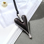 Collier long et pendentif coeur bois de santal (6)