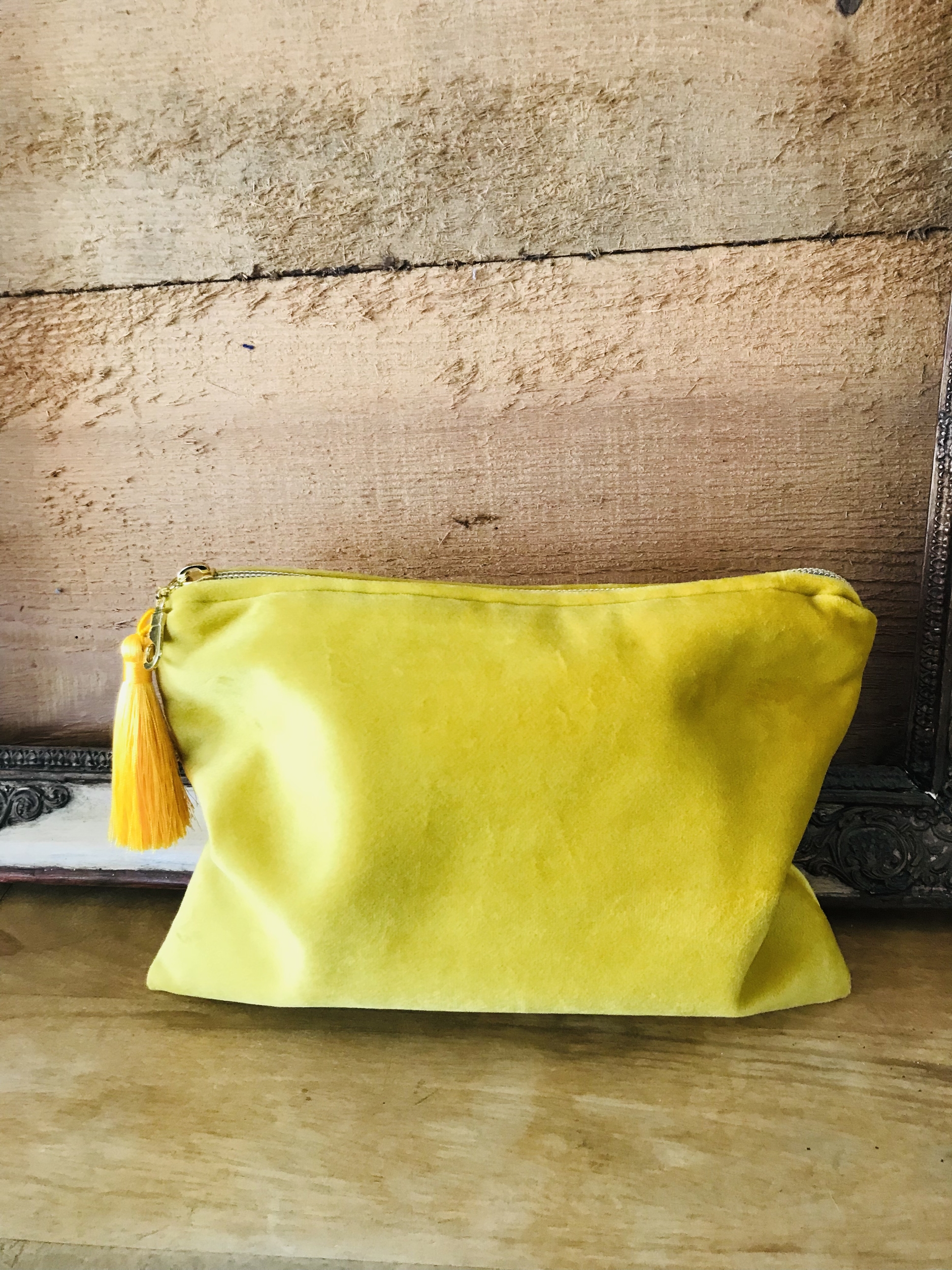 Pochette Louise en velours jaune moutarde