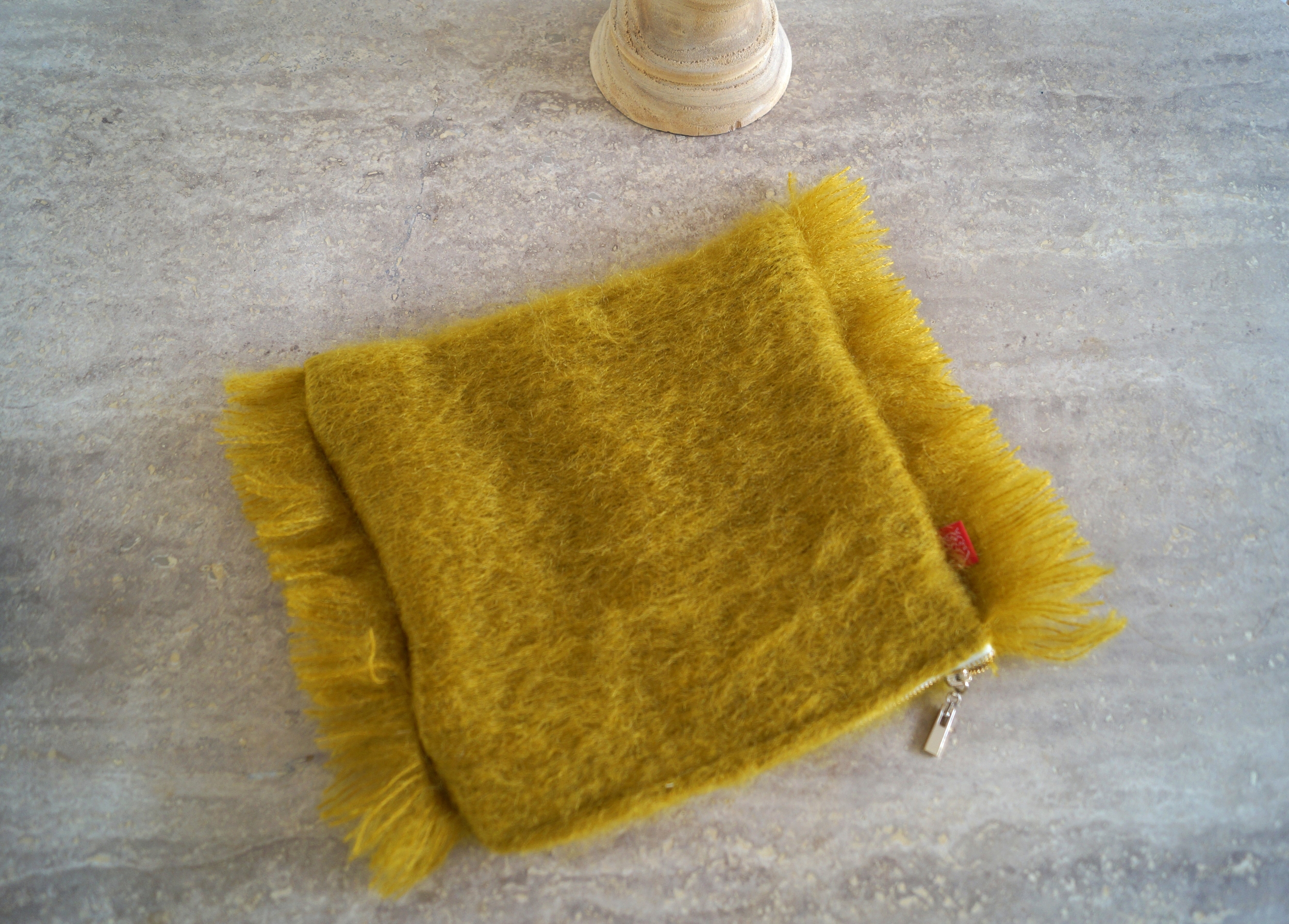Pochette laine mohair jaune moutarde DSC04155