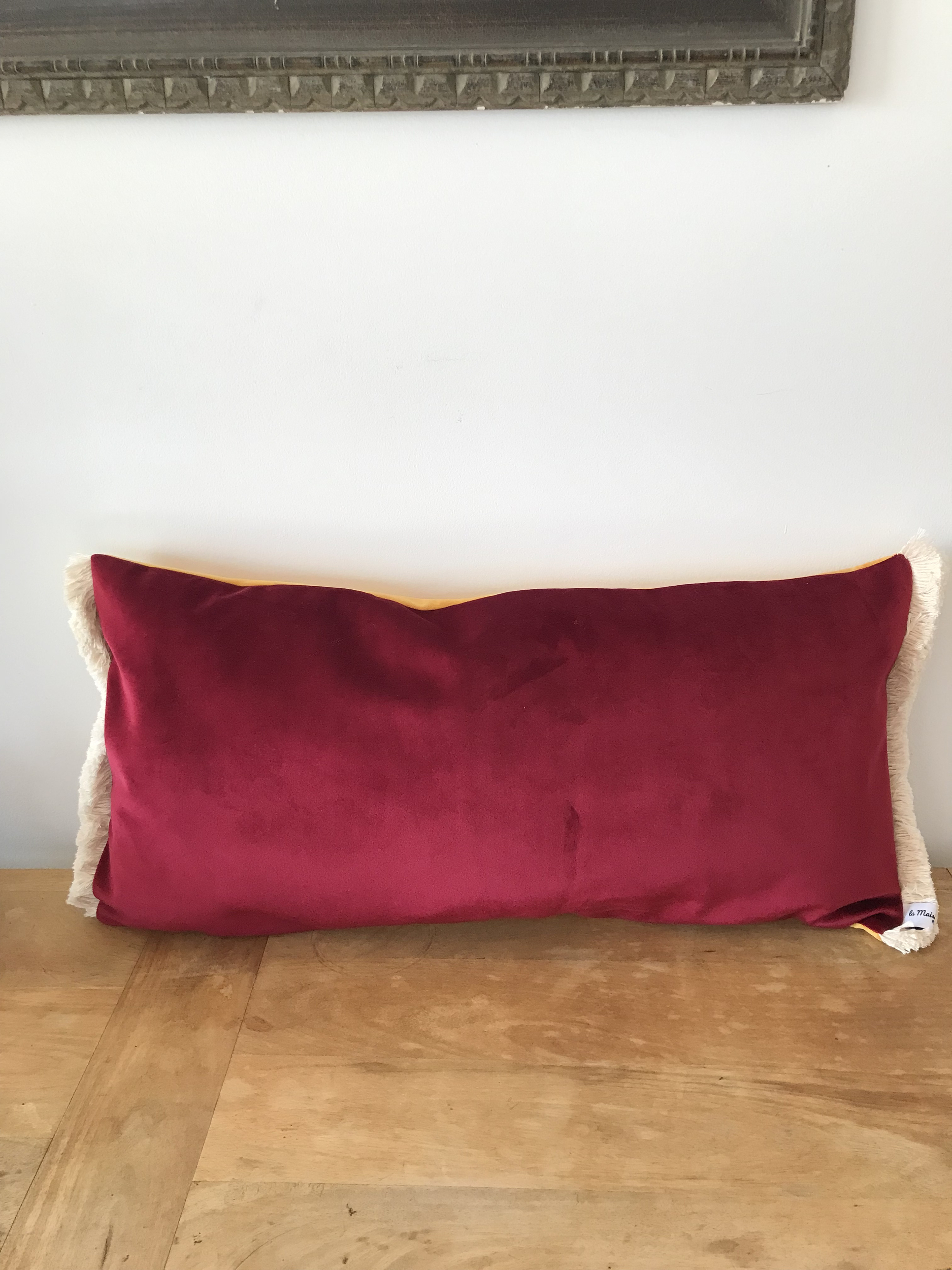 Coussin velours bicolore jaune et bordeaux à franges