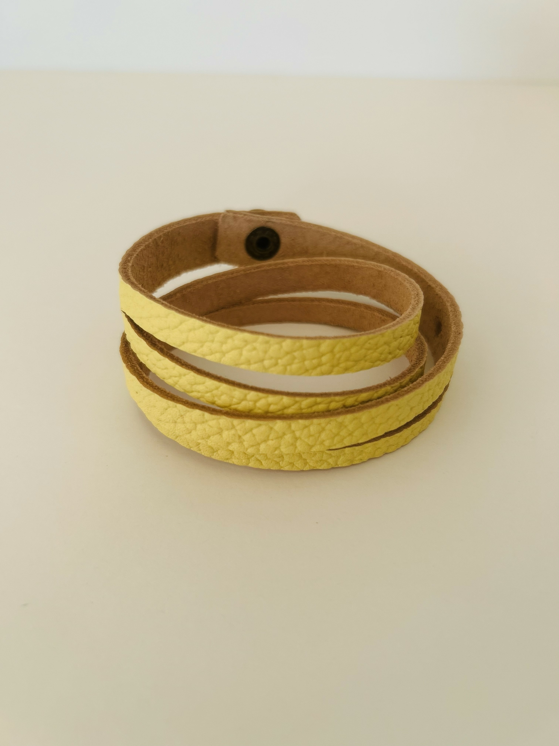 Bracelet cuir jaune IMG_E1113
