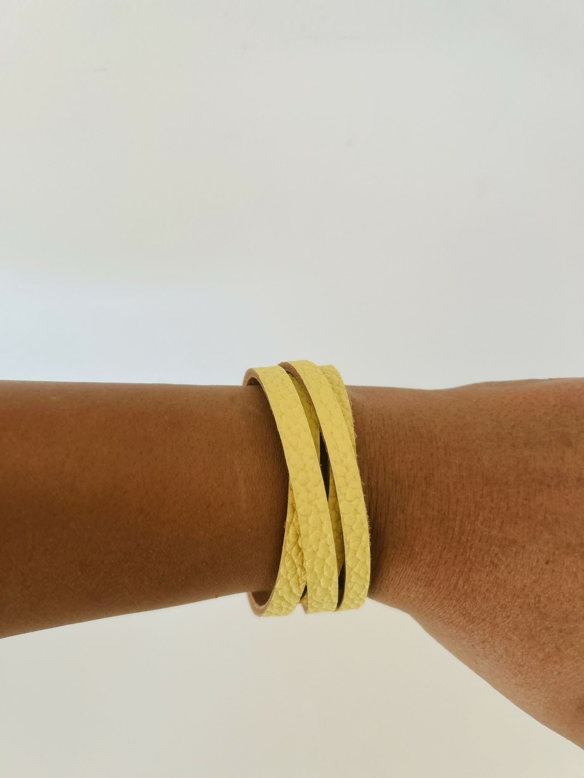 Bracelet cuir jaune IMG_E1135