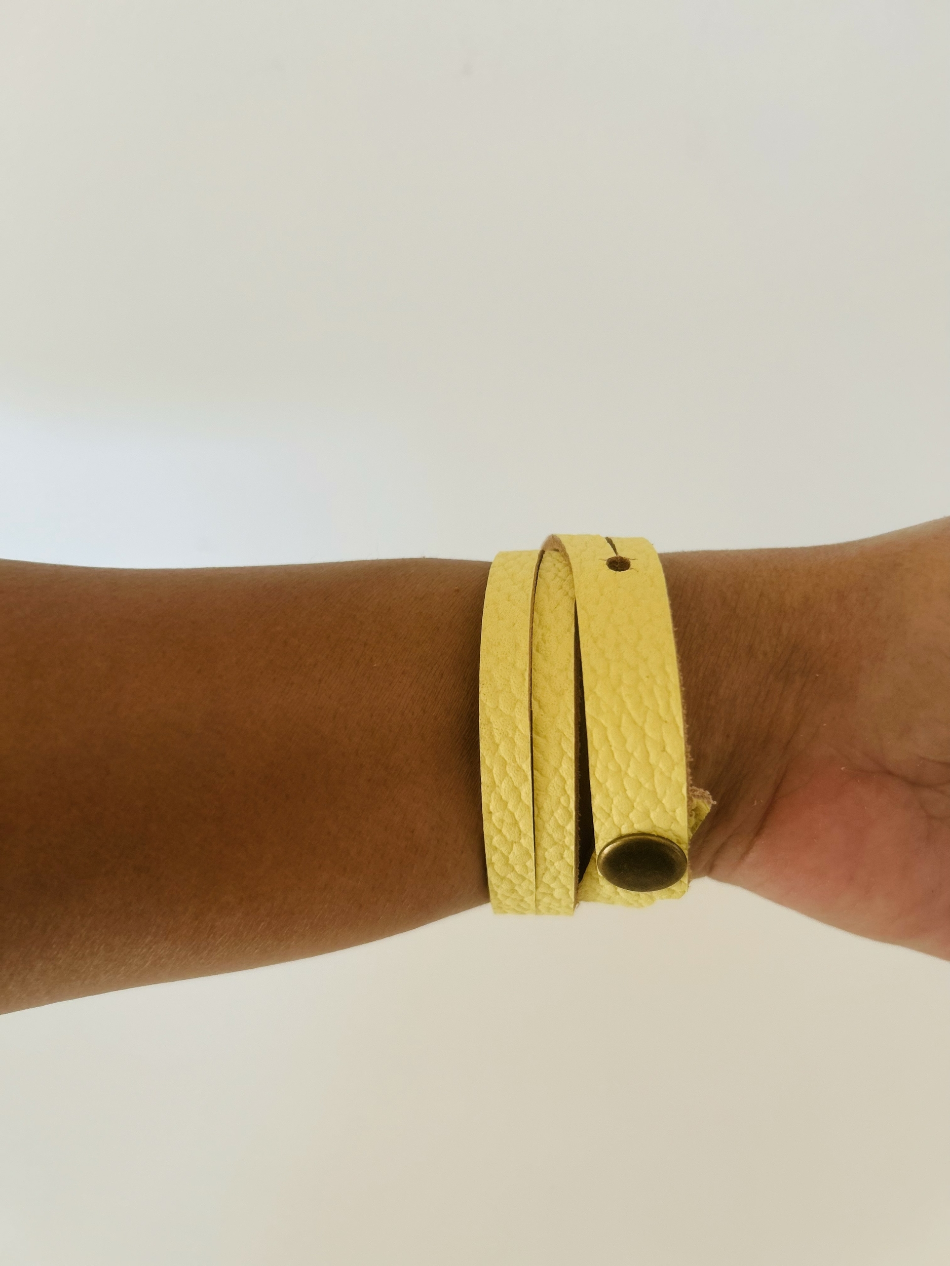 Bracelet cuir jaune IMG_E1136