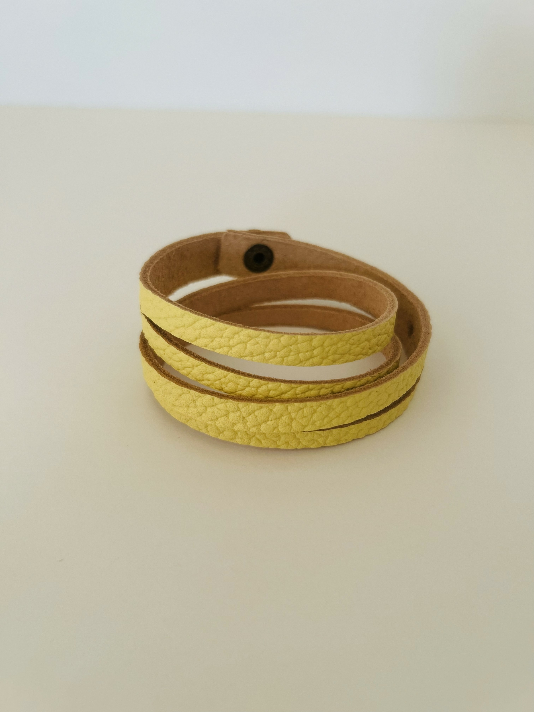 Bracelet cuir jaune IMG_E1114