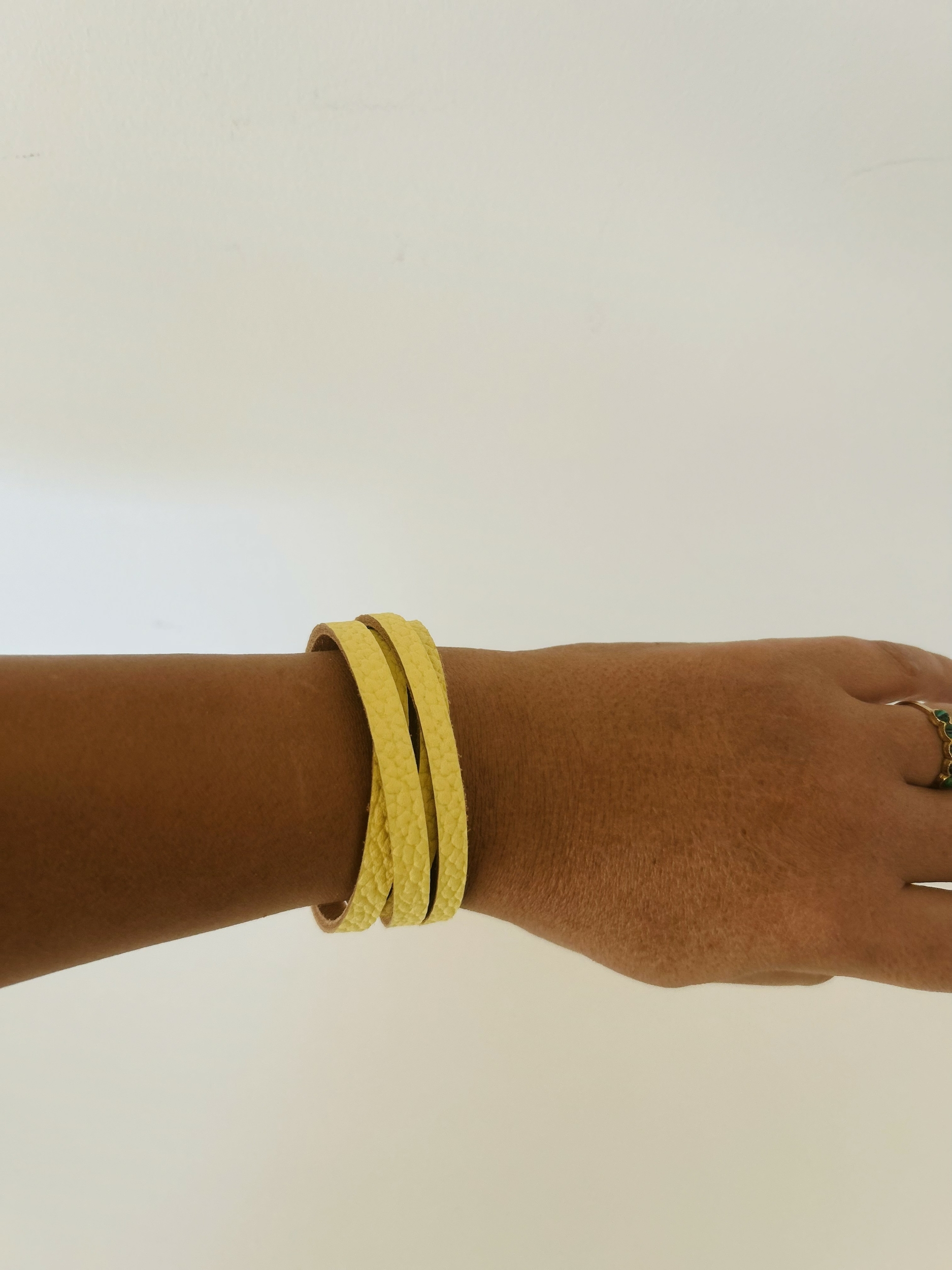 Bracelet cuir jaune IMG_E1137