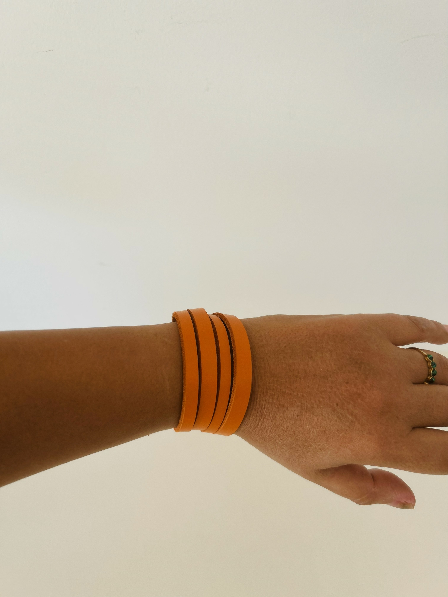 Bracelet cuir orange IMG_E1131