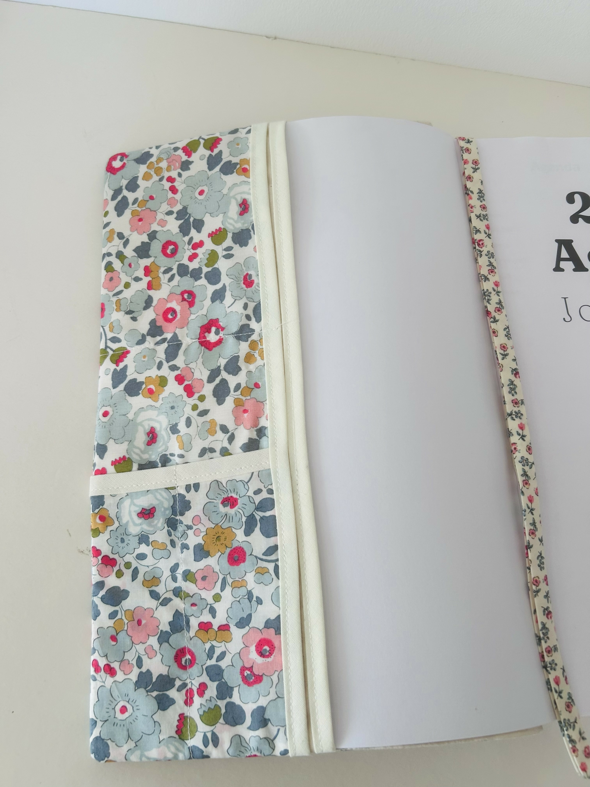 Agenda journalier A4 Liberty Betsy gris IMG_E2130