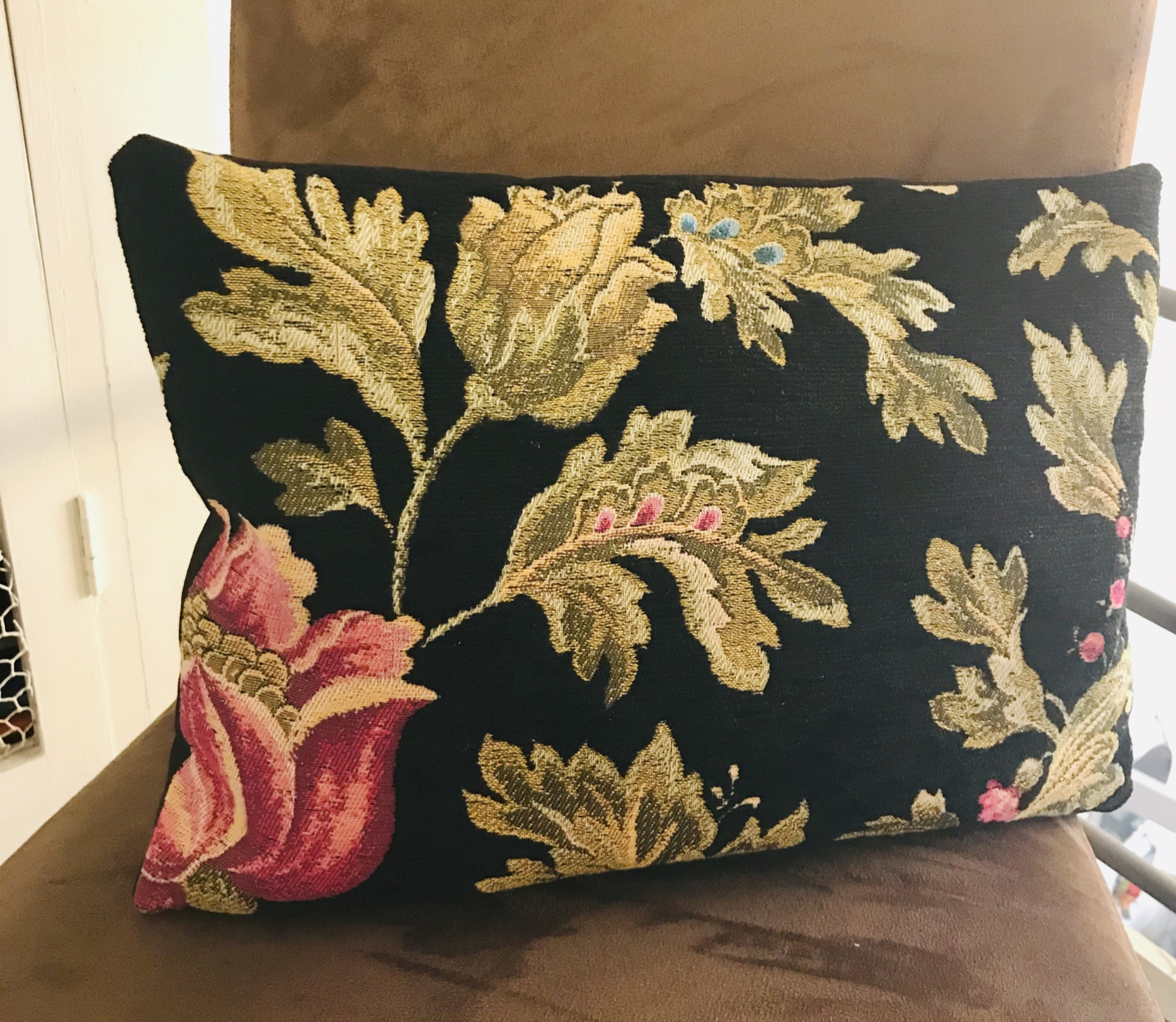 coussin néo classique feuille rose couleur vive La REnaissance DIY