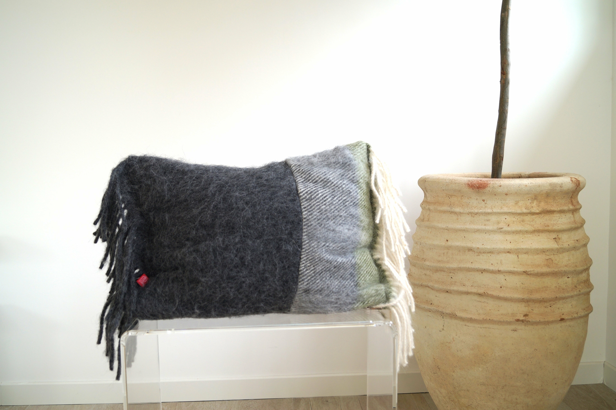 coussin laine mohair islois a franges dsc04106 min