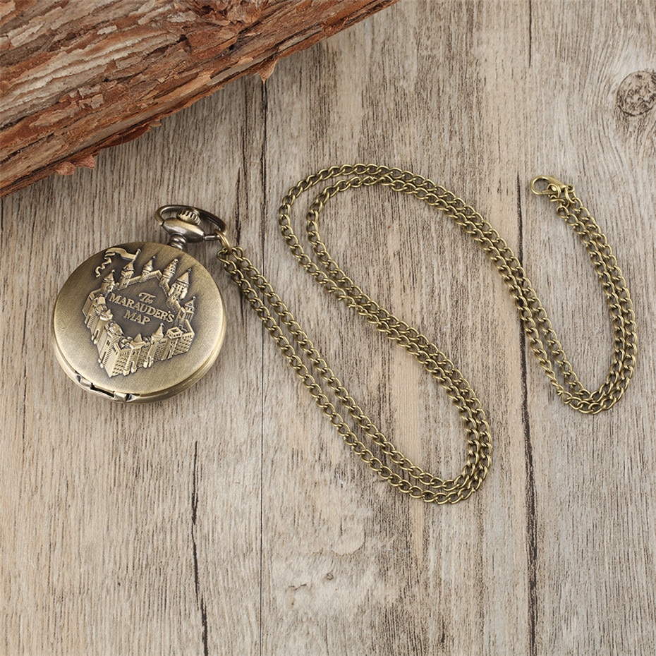 Détail de la montre Harry Potter inspirée de la carte du Maraudeur