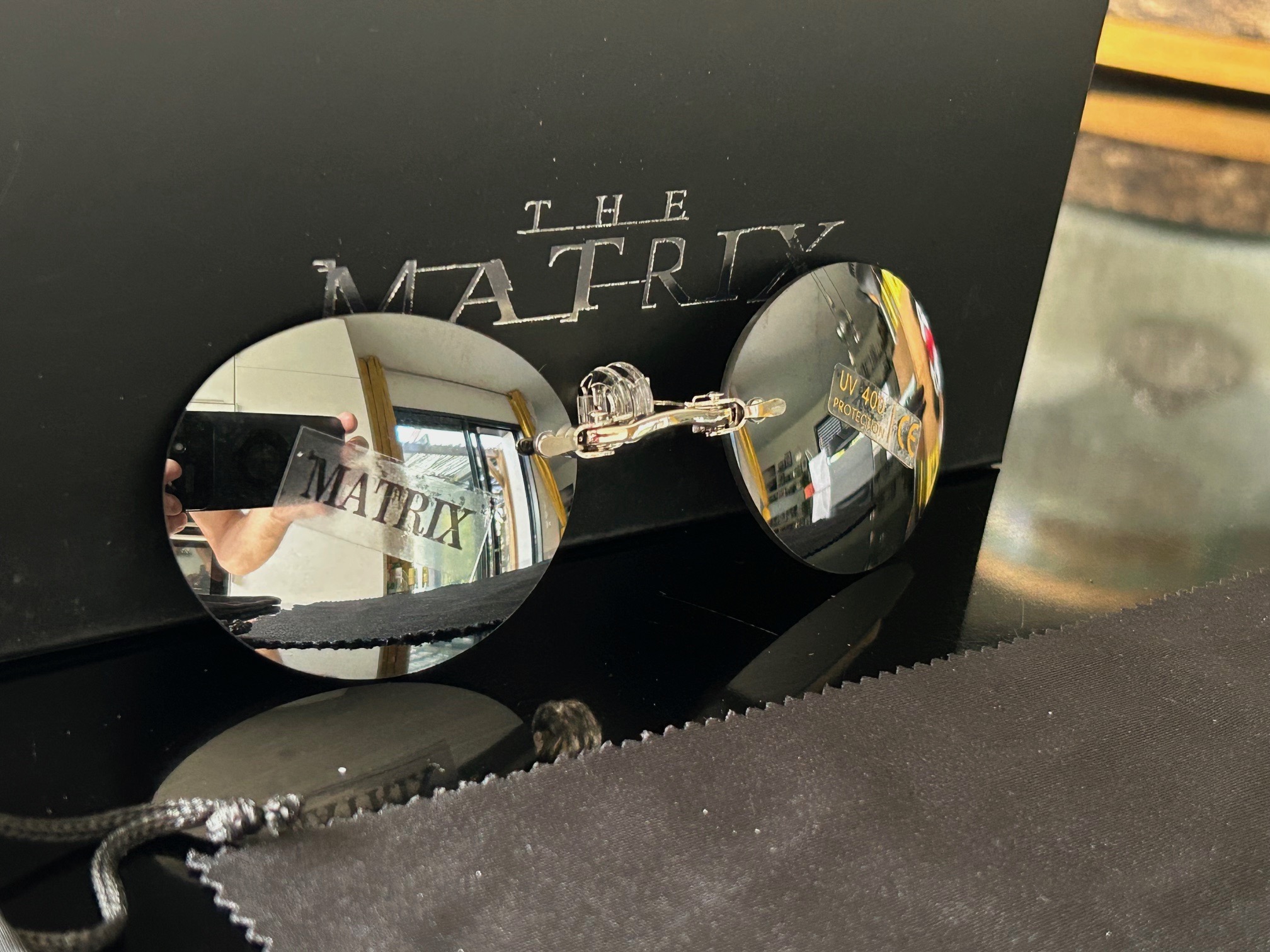 Détail des lunettes Matrix Morpheus à verres miroir