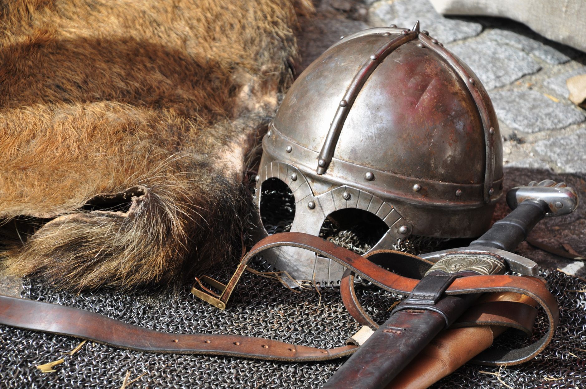 gros plan sur une armure medievale un casque et une epee dans un cadre classique