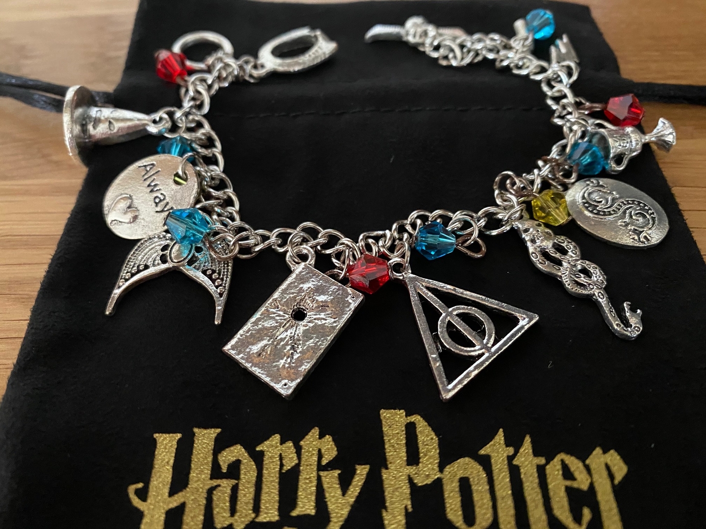 Bracelet Harry Potter Avec Charms Poudlard – Neuf Sans Boîte – Chaîne Et Pochette Gravées