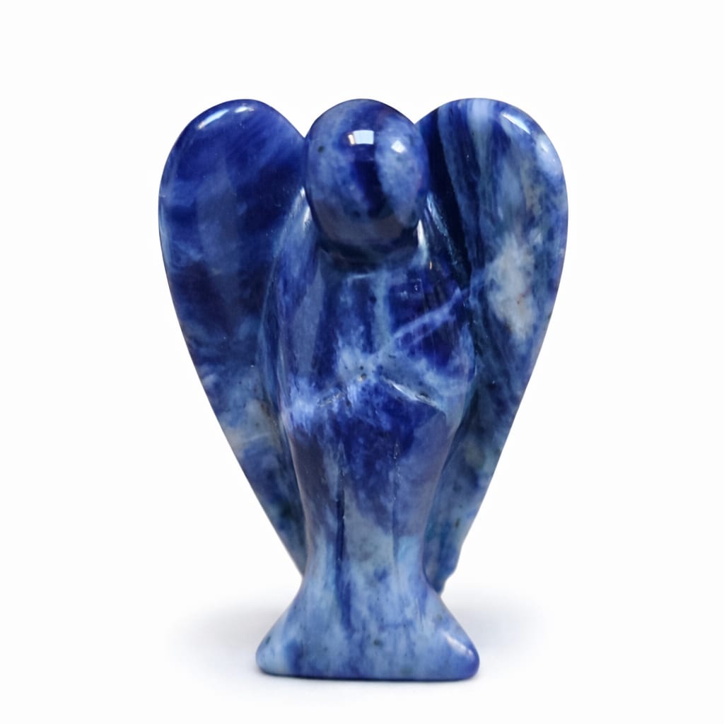 Figurine ange en sodalite polie bleue sur fond blanc, 5 cm, pierre naturelle