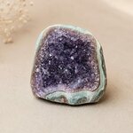 Intérieur cristaux violets géode améthyste qualité A  gros plan