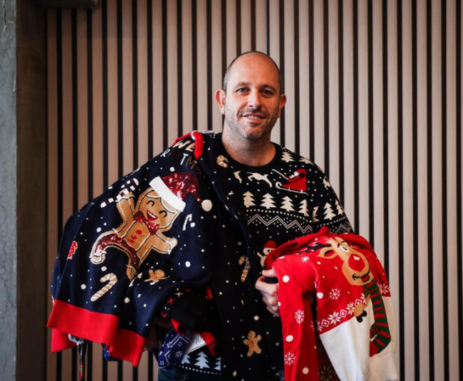 Christophe Abraham avec des pulls de Noël