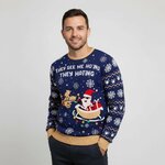 Man in blauwe foute kersttrui Kerstman scheurt weg