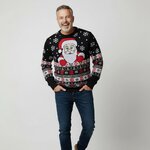 Man in zwarte kersttrui met lachende Kerstman die kiekeboe doet