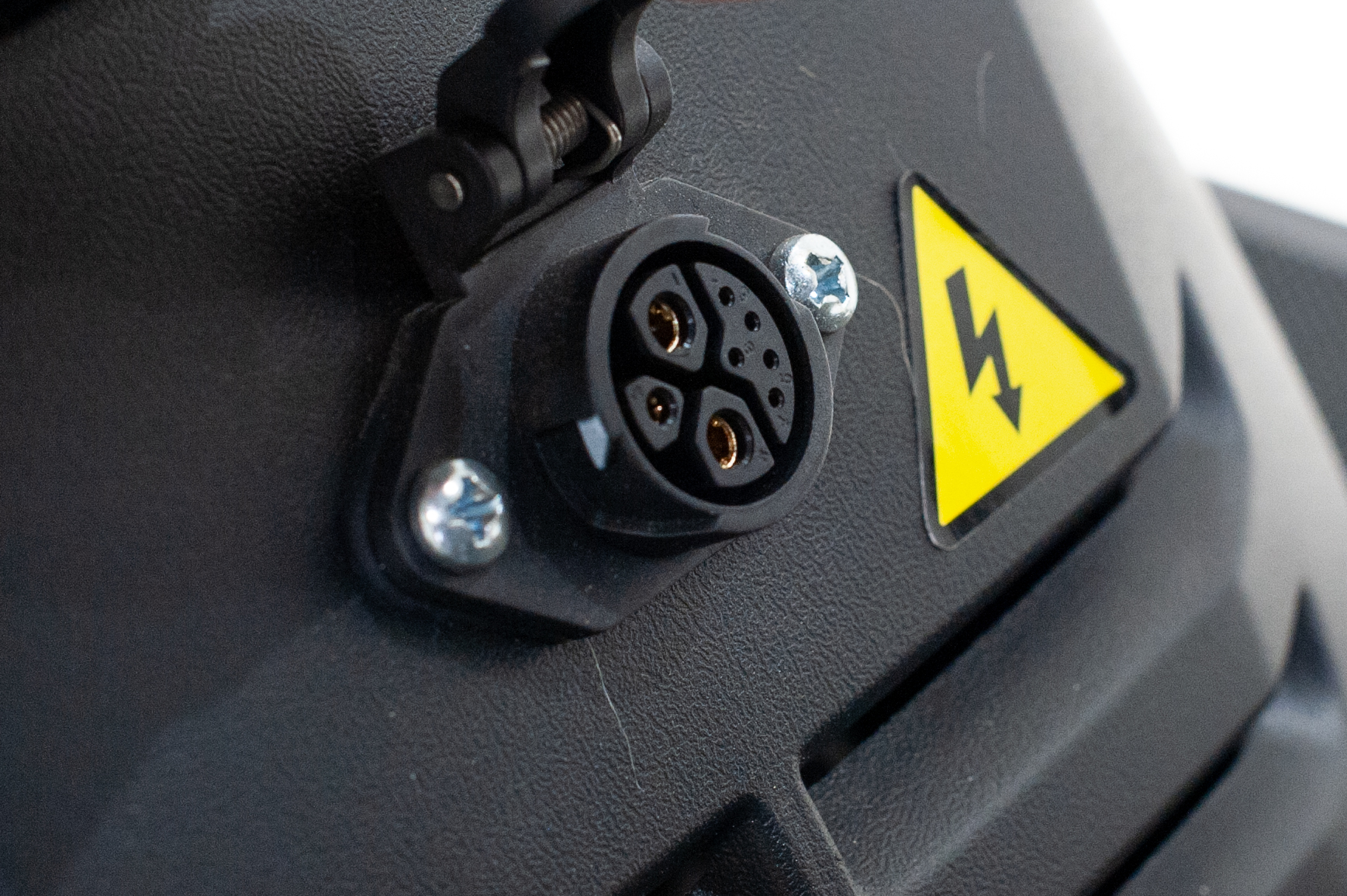 scooter-electrique-lycke-ecoral-prise-chogori