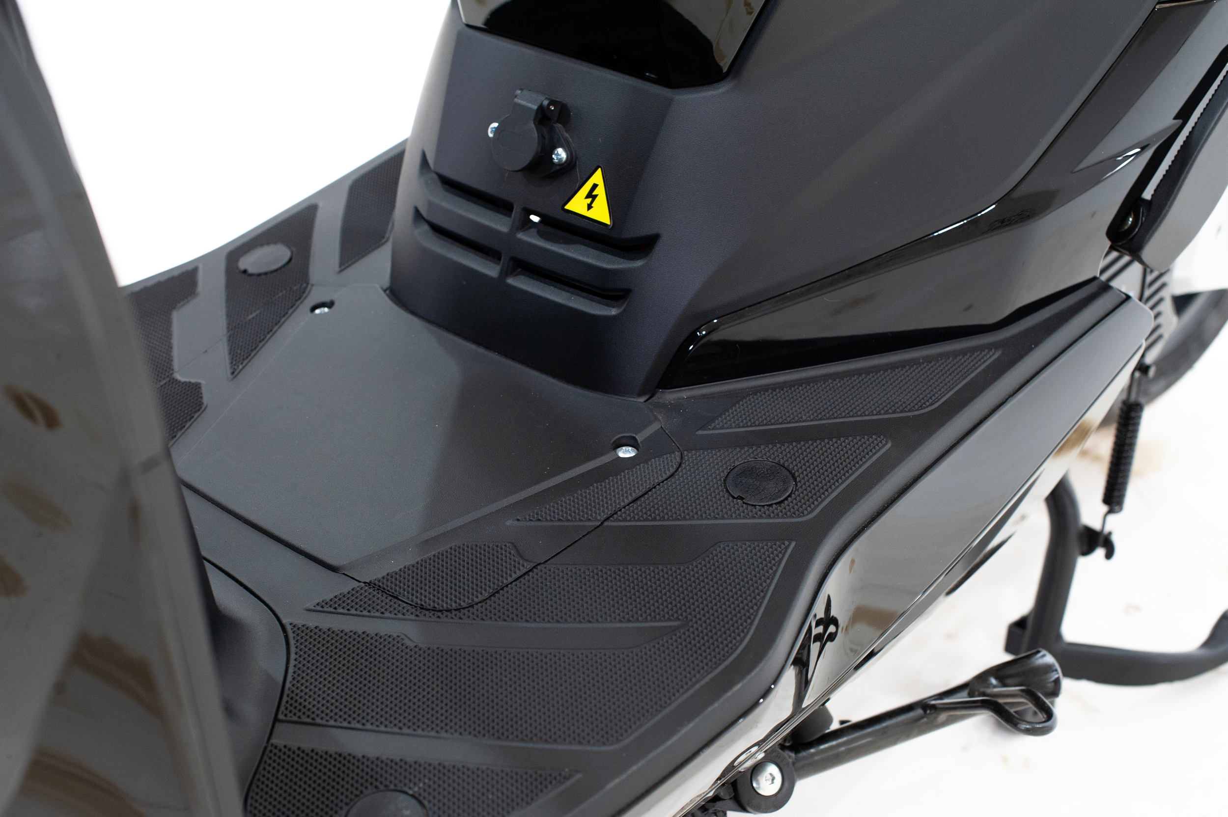 scooter-electrique-lycke-ecoral-prise-recharge