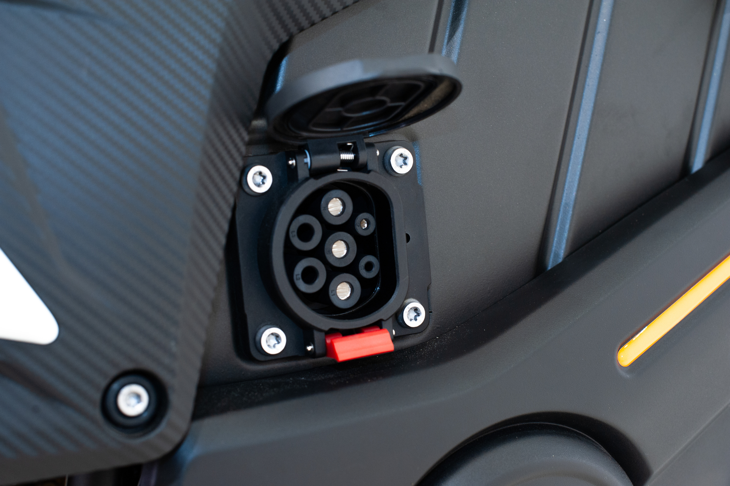 moto-electrique-lycke-trail-prise-recharge-type2