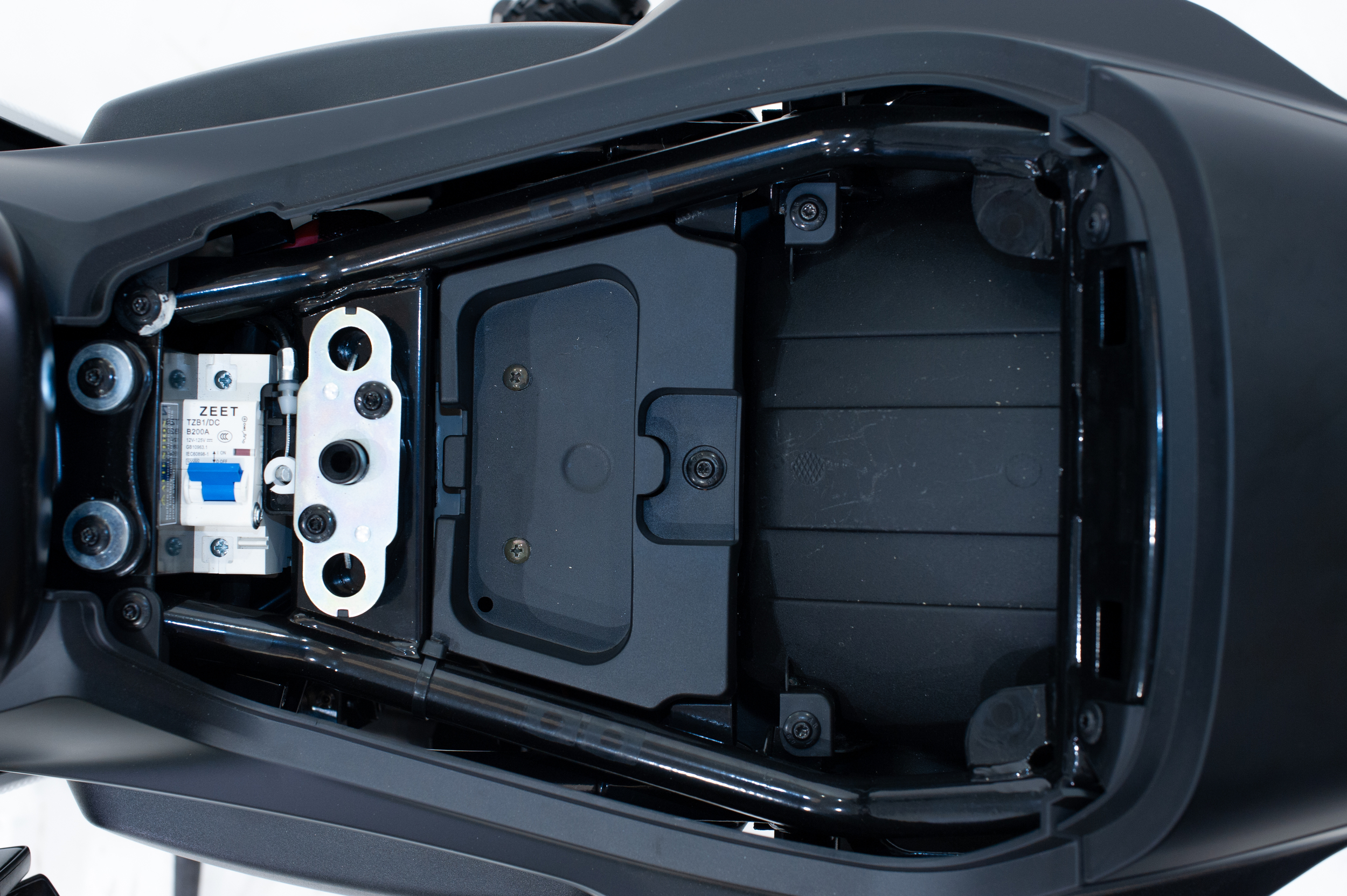 emplacement-sous-siege-moto-electrique-lycke-apache