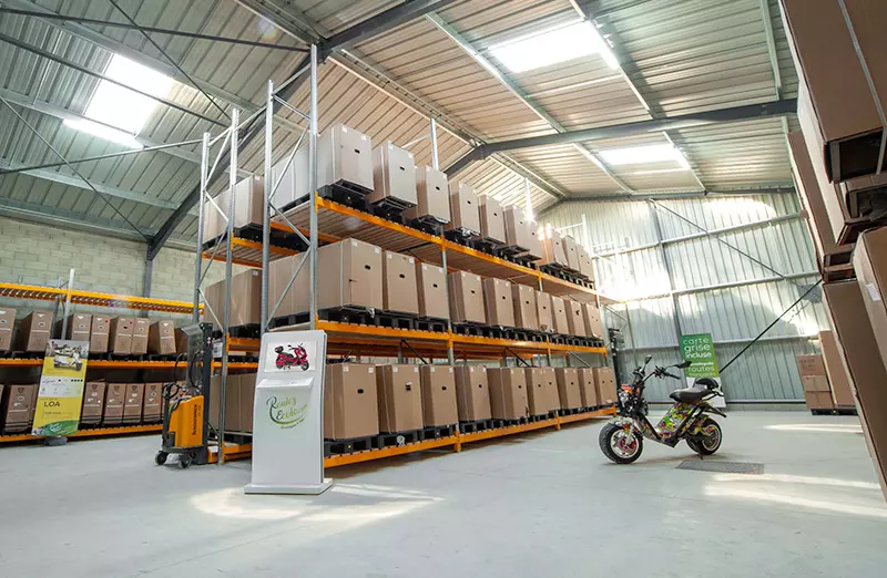 Entrepôt LYCKE avec stock de motos