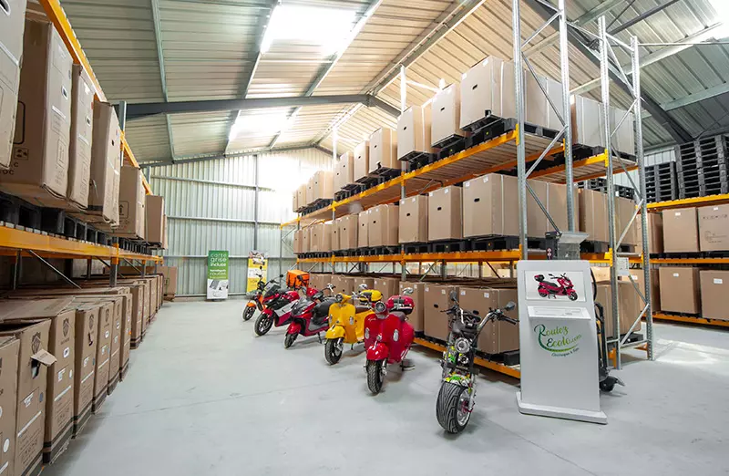 Stock de scooters et motos électriques dans notre entrepôt de 650m²