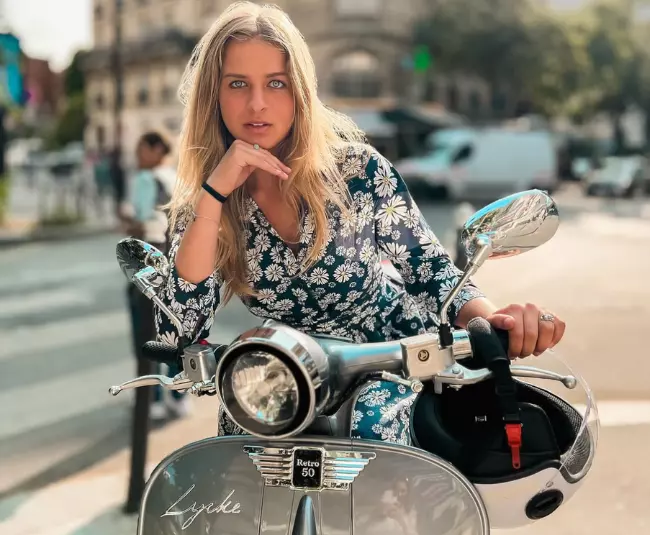 Femme sur scooter électrique LYCKE gris