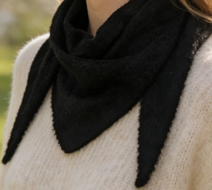 petite-echarpe-triangle-douce-unie_noir_696683602ef93noir
