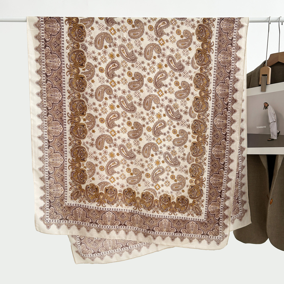 foulard-imprime-motif-paisley_beige_696d4d1fd849f