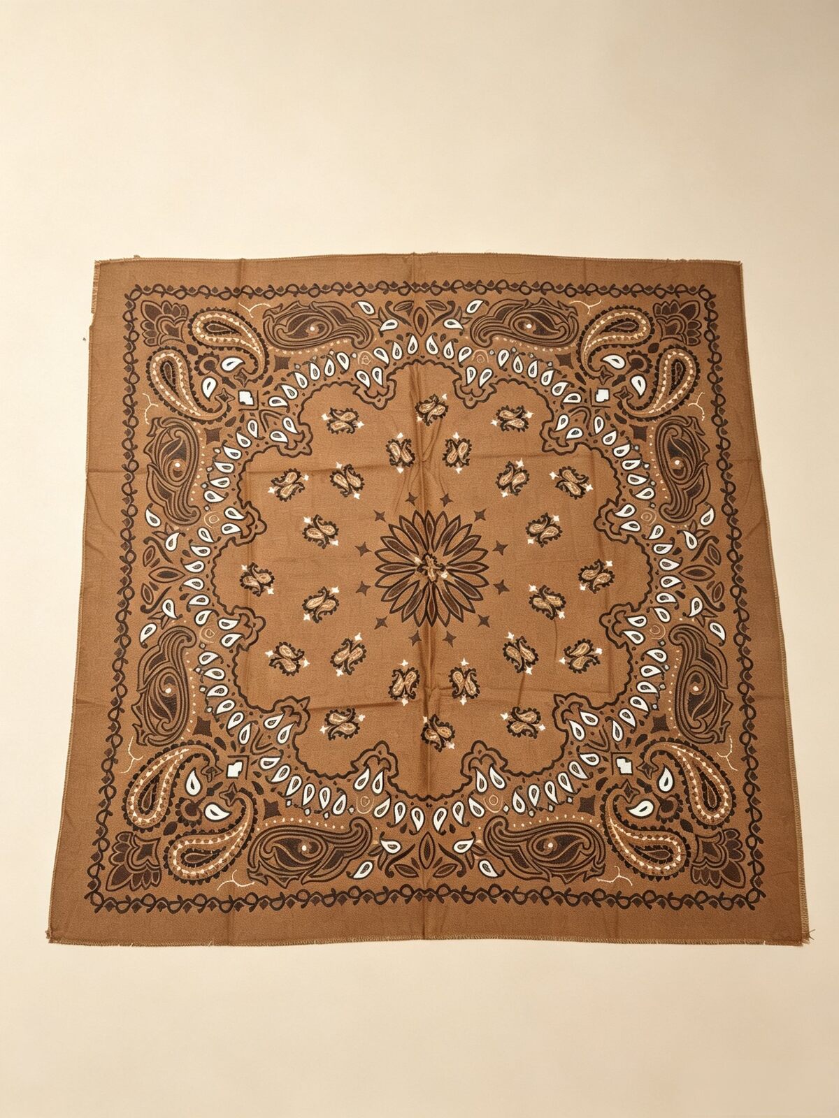 echarpe-carre-110cm-imprime-motif-bandana-paisley_brun-fonce_6a875bcddf3b5
