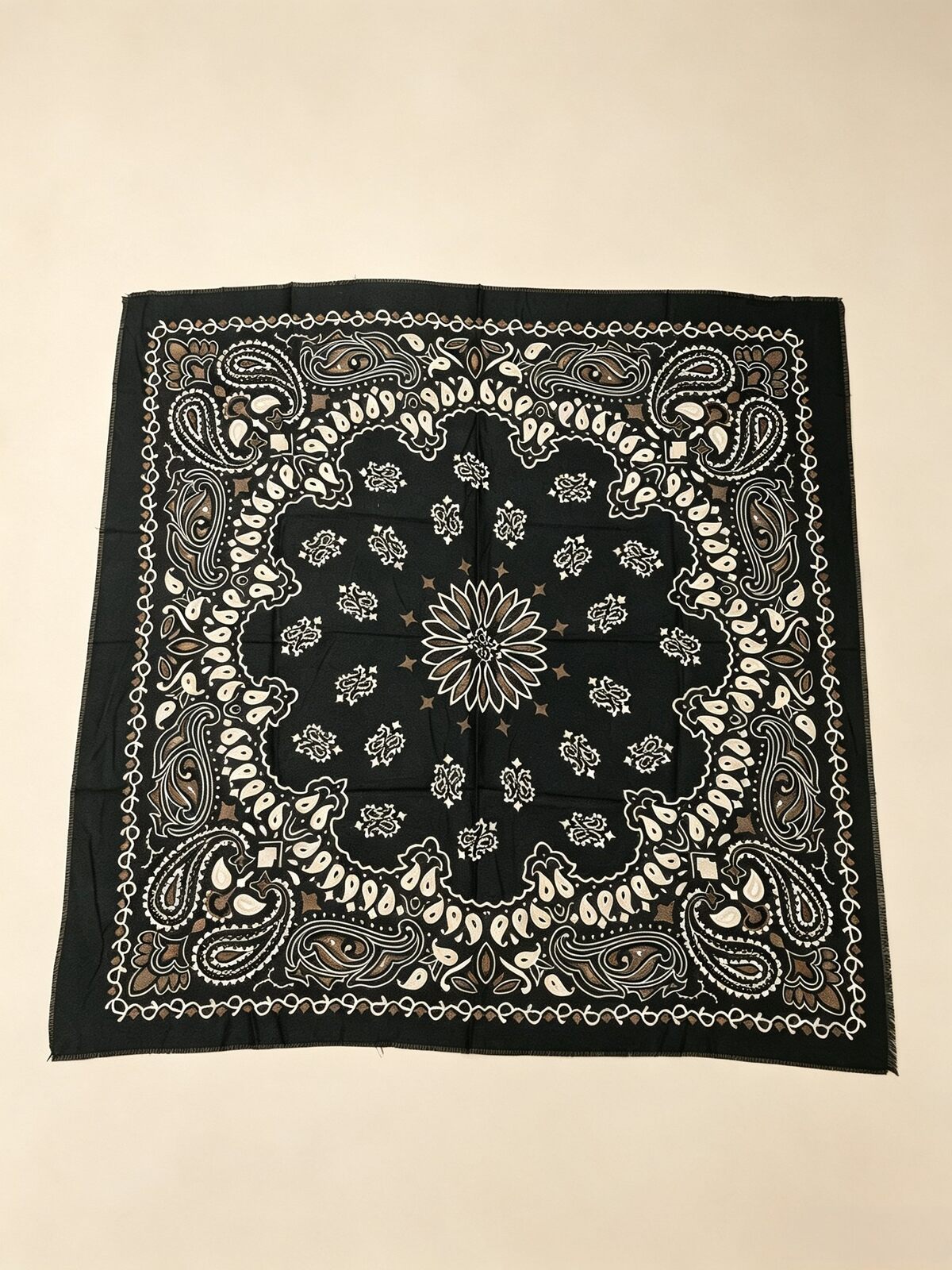 echarpe-carre-110cm-imprime-motif-bandana-paisley_noir_6a875bf8111a7