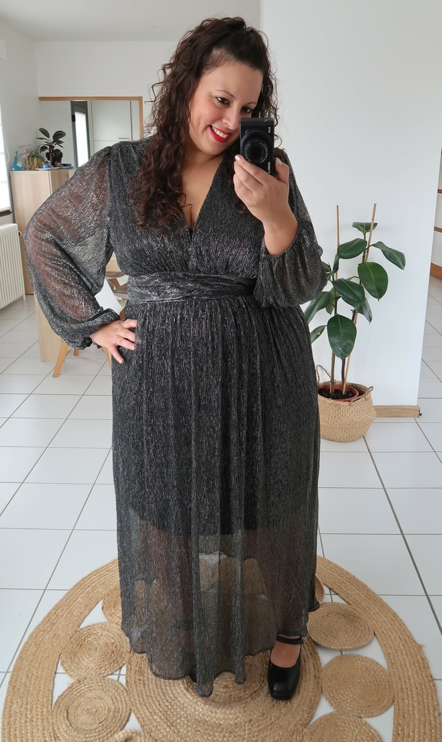 Robe noire et argentée courte - Haut sequins et velours - Ouverture dos