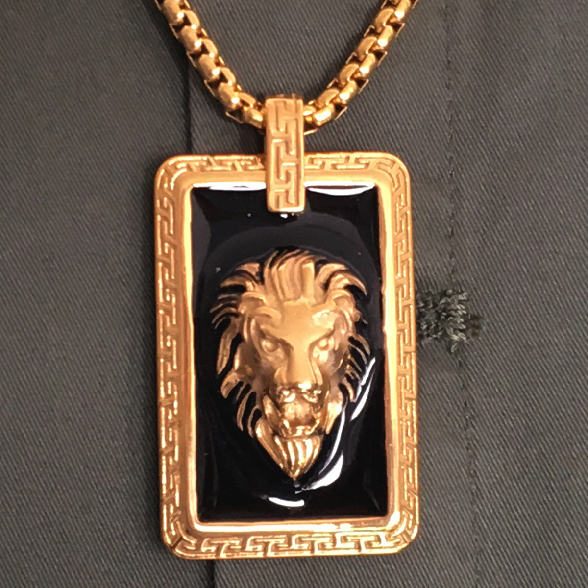 Collier pendentif Lion doré sur laque noir