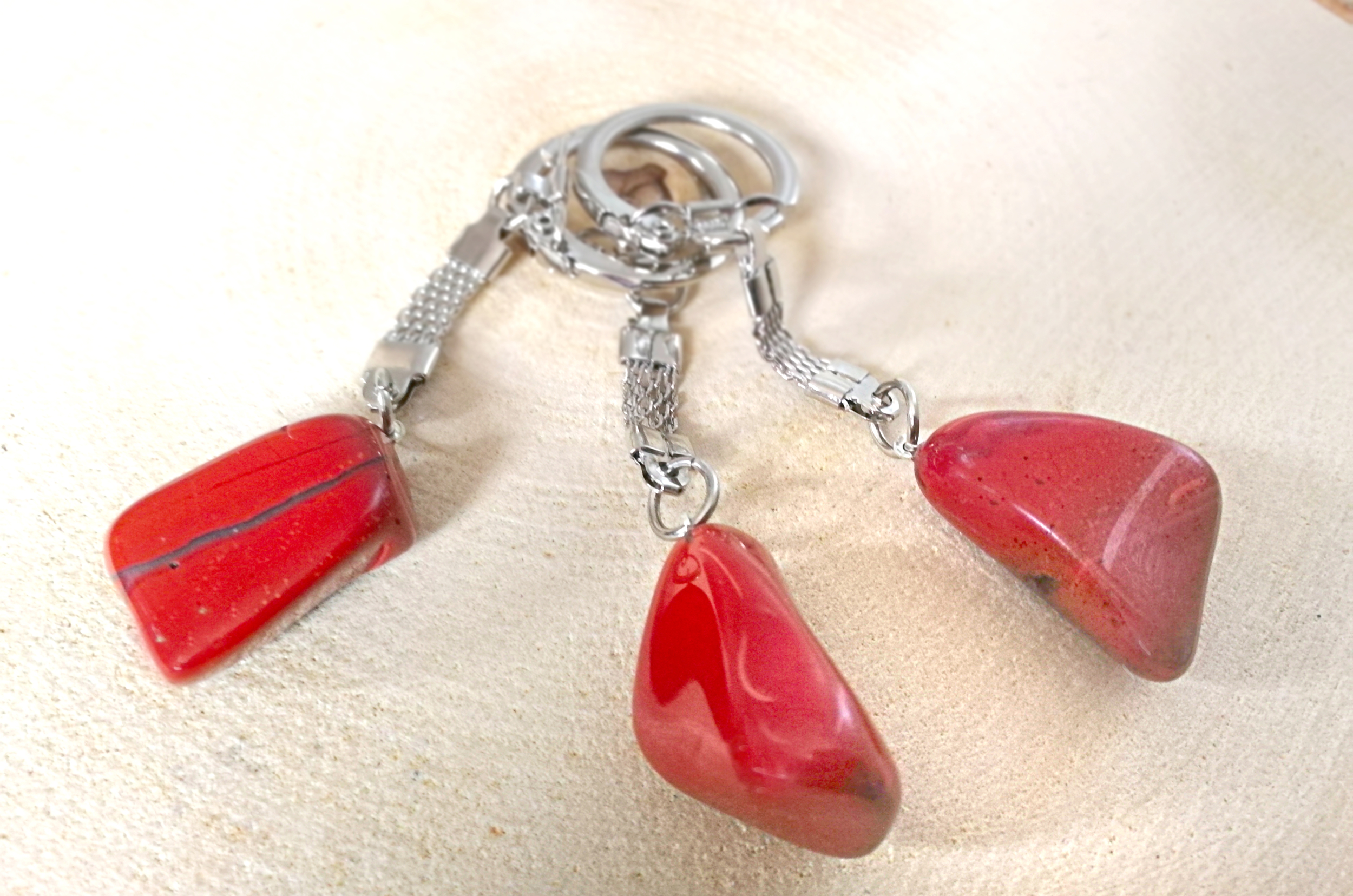 Porte-clés en métal et pierre turquoise et jaspe rouge