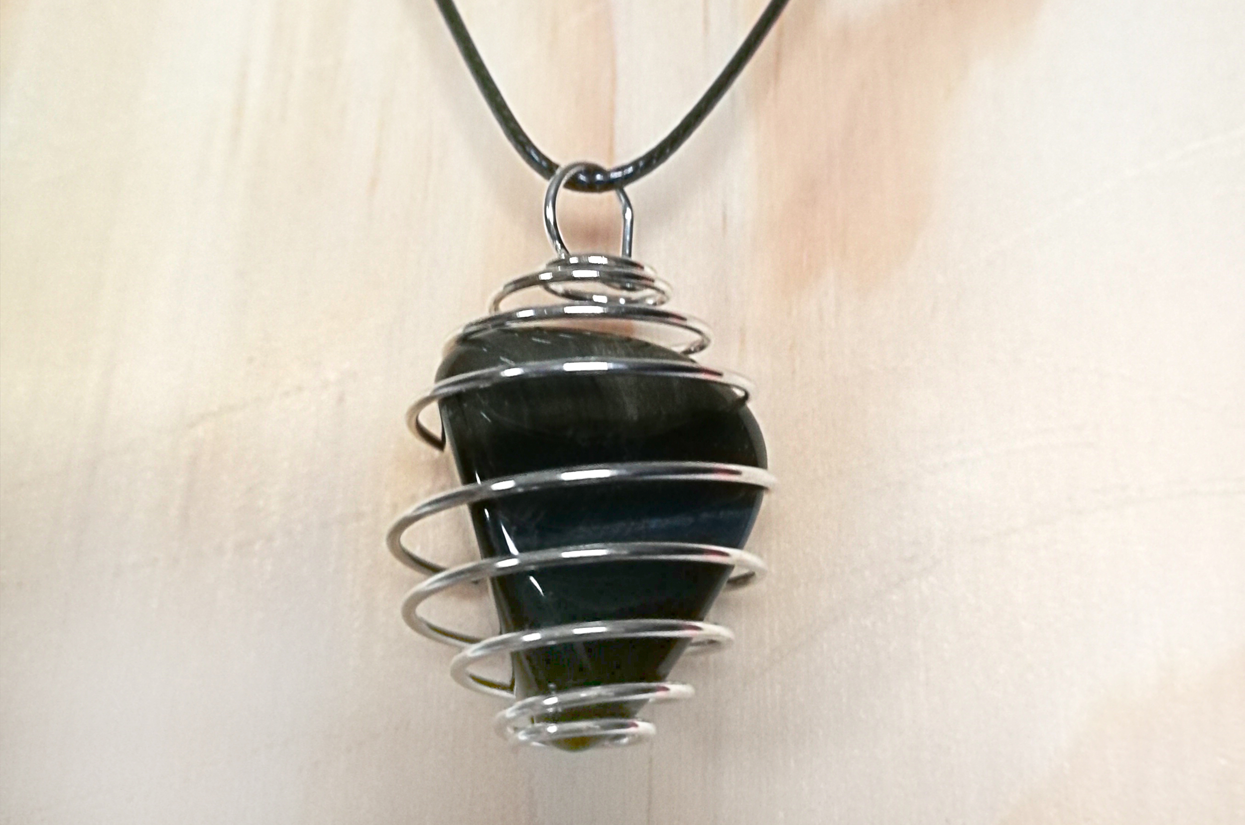 Collier avec pendentif Œil de Faucon main image 1