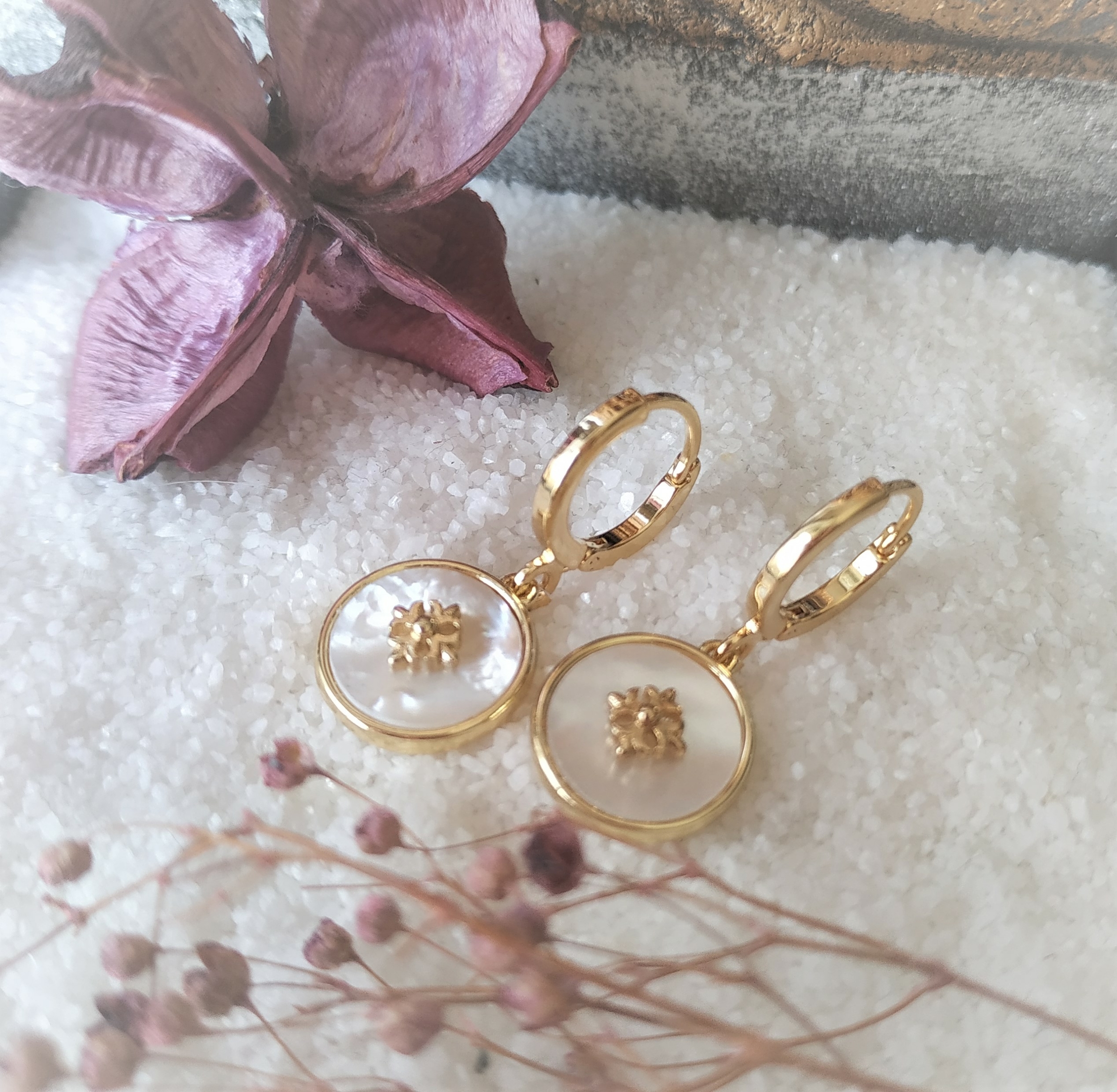 Boucles doreilles nacre rond et mini créoles